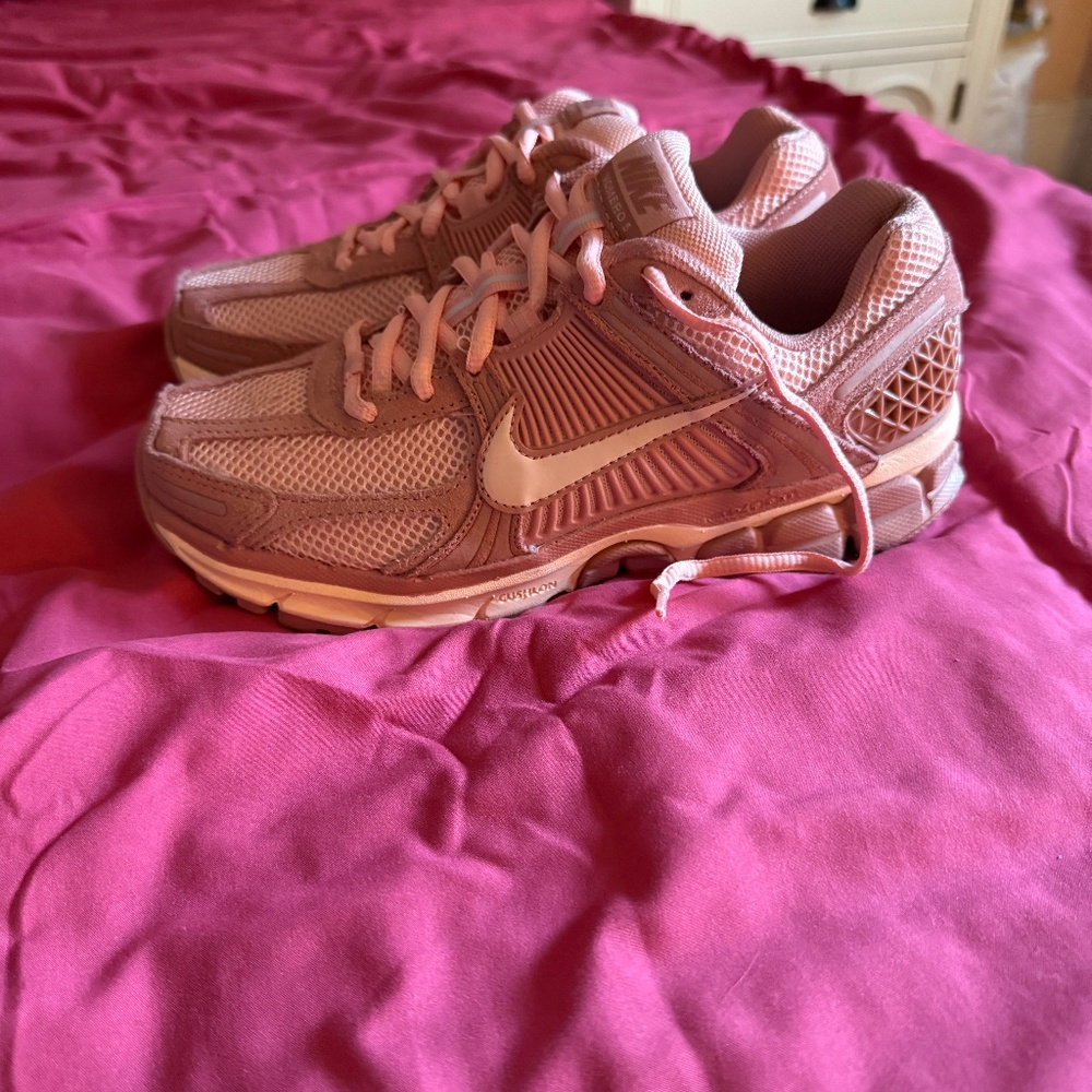 LIKE NEW RARE Nike Air Zoom Vomero 5 Red Stardust